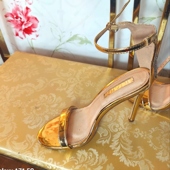 Gold metallic Liliana heels pump with Diamond detail 7.5 - Picture 3 of 7